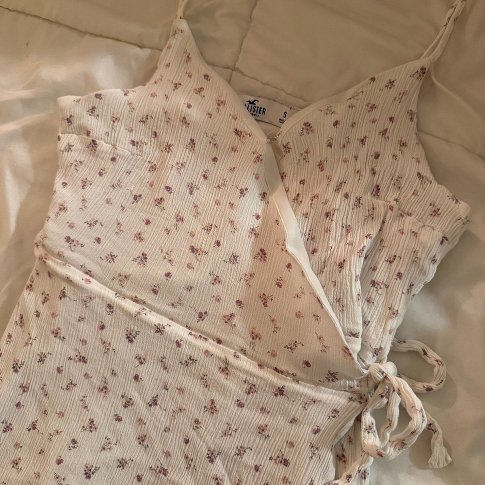 Hollister Floral Wrap Mini Dress Ivory Purple Small Adjustable Straps Textured